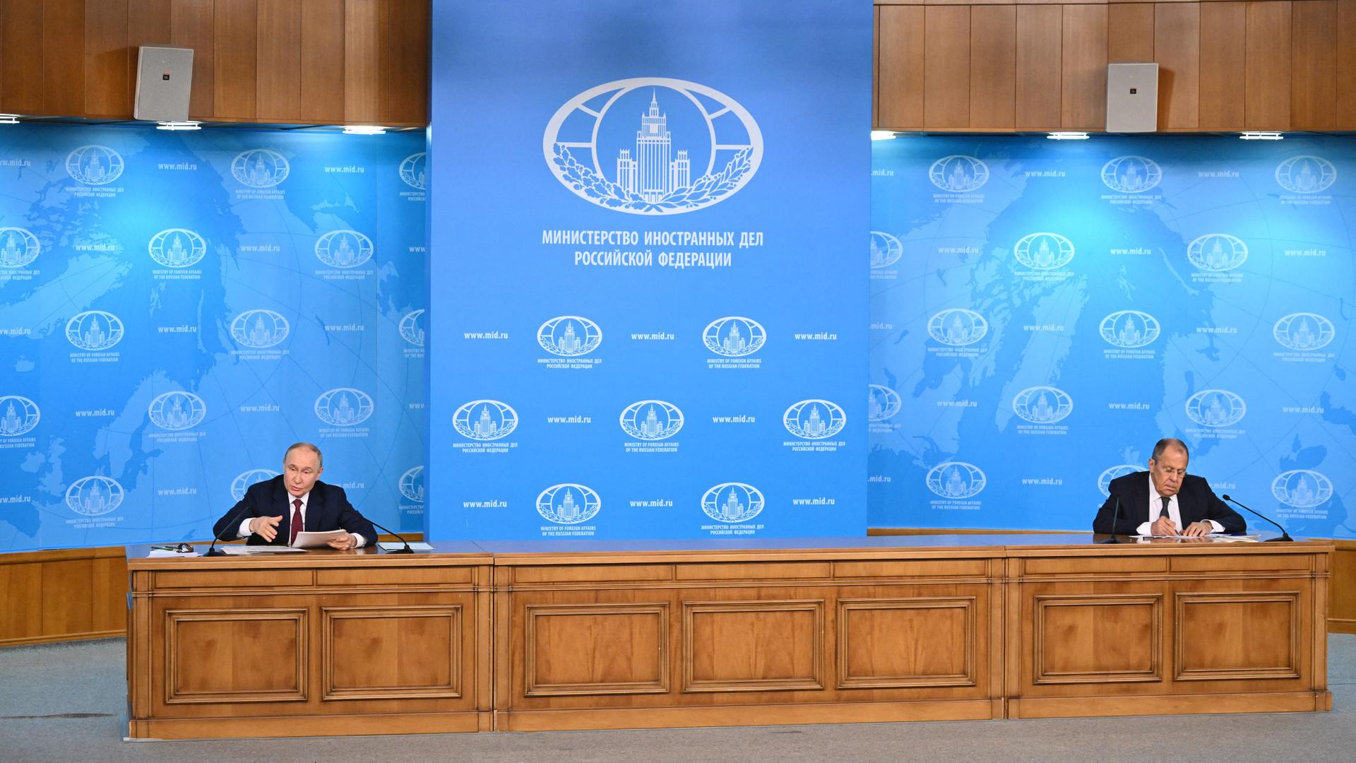 Der russische Präsident Wladimir Putin und Außenminister Sergej Lawrow im Außenministerium in Moskau zusammen. Der russische Präsident Wladimir Putin und Außenminister Sergej Lawrow im Außenministerium in Moskau zusammen.
