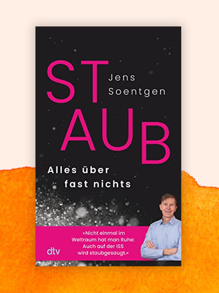 Das Cover des Buches von Jens Soentgen "Staub. Alles über fast nichts". Es zeigt die mikroskopisch vergrößerte Aufnahme von Staub vor einem schwarzen Hintergrund, unten ist der Autor eingeblendet, das Cover ist zu sehen vor dem Hintergrund aus verlaufenden Aquarellfarben.