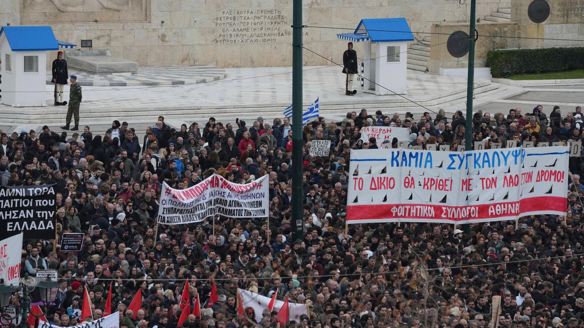 Athen: Demonstranten versammeln sich vor dem Parlament im Zentrum Athens, um den zweiten Jahrestag des tödlichen Zugunglücks zu begehen.