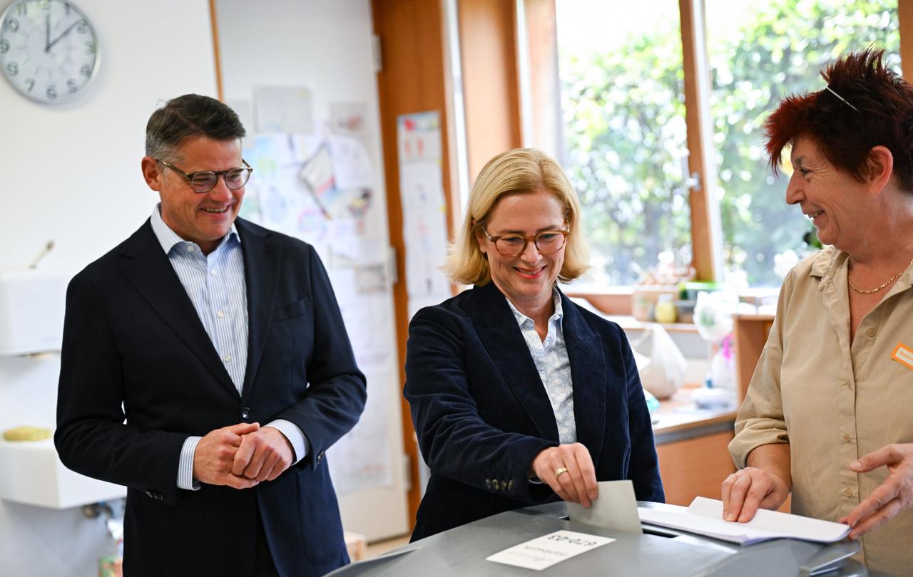 Der hessische Ministerpräsident Rhein (CDU) mit seiner Ehefrau bei der Stimmabgabe in Frankfurt