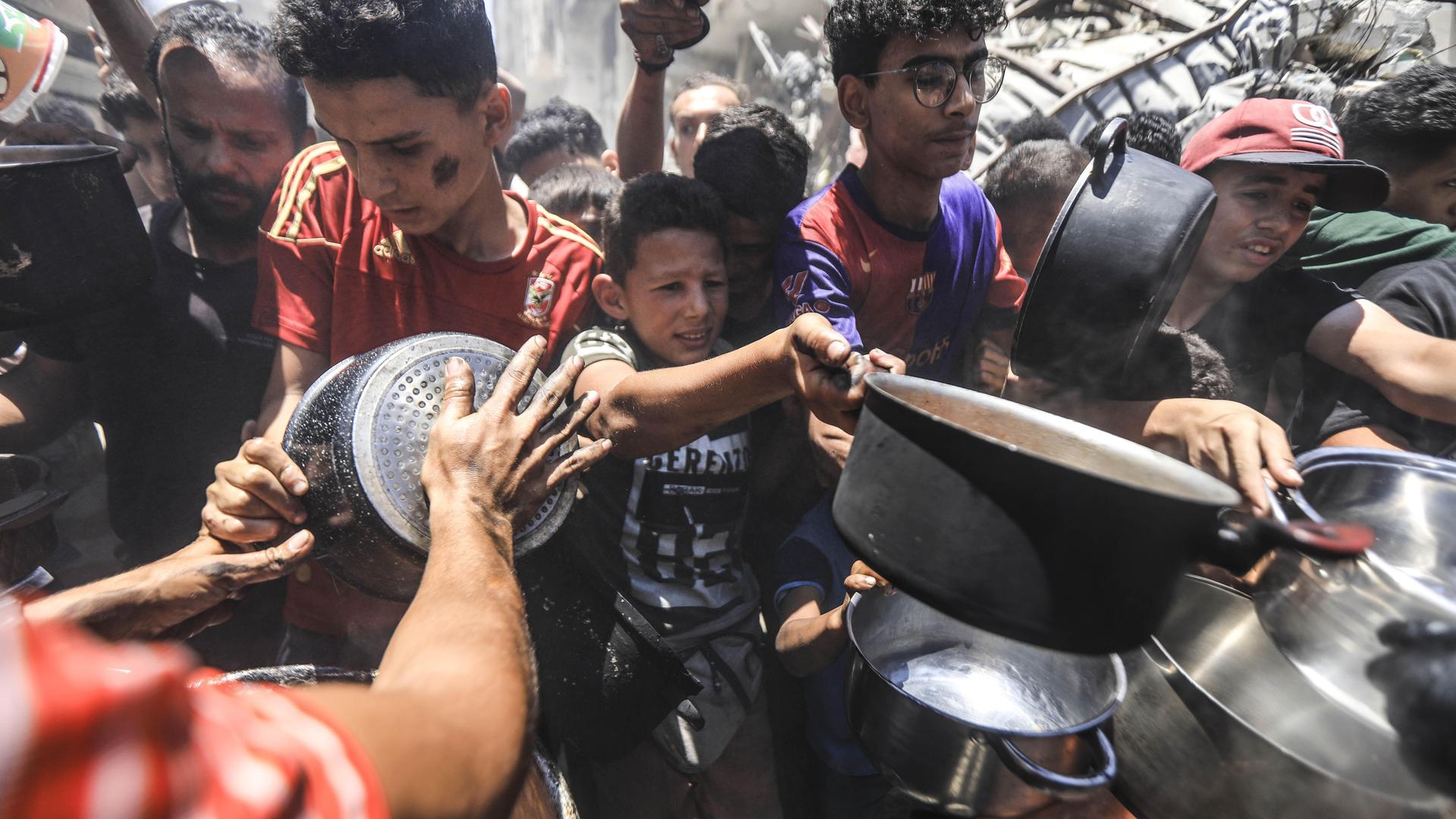 Gaza City am 18. Juni 2025: Einige Palästinenser erhalten warmes Essen von Hilfsorganisationen. Die Menschen leiden während des fortgesetzten Militäreinsatzes Israels Hunger.