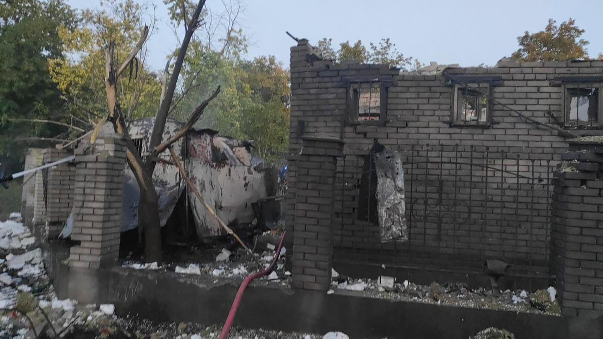 Das von der Pressestelle der Verwaltung von Saporischschja zur Verfügung gestellte Foto zeigt ein zerstörtes Gebäude, das nach Raketeneinschlägen beschädigt wurde.