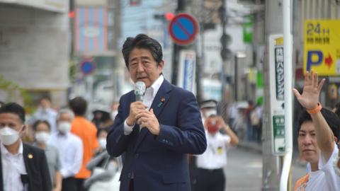 Der frühere japanische Premierminister Shinzo Abe spricht bei einer Wahlkampfveranstaltung. Kurz darauf wurde er Opfer eines Attentats