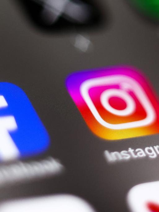 Ein Ausschnitt eines Handybildschirmes mit den Logos der Meta-Produkte Facebook, Instagram und Whatsapp.