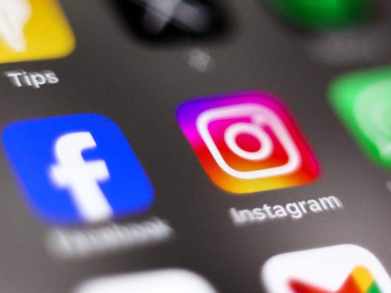 Ein Ausschnitt eines Handybildschirmes mit den Logos der Meta-Produkte Facebook, Instagram und Whatsapp.