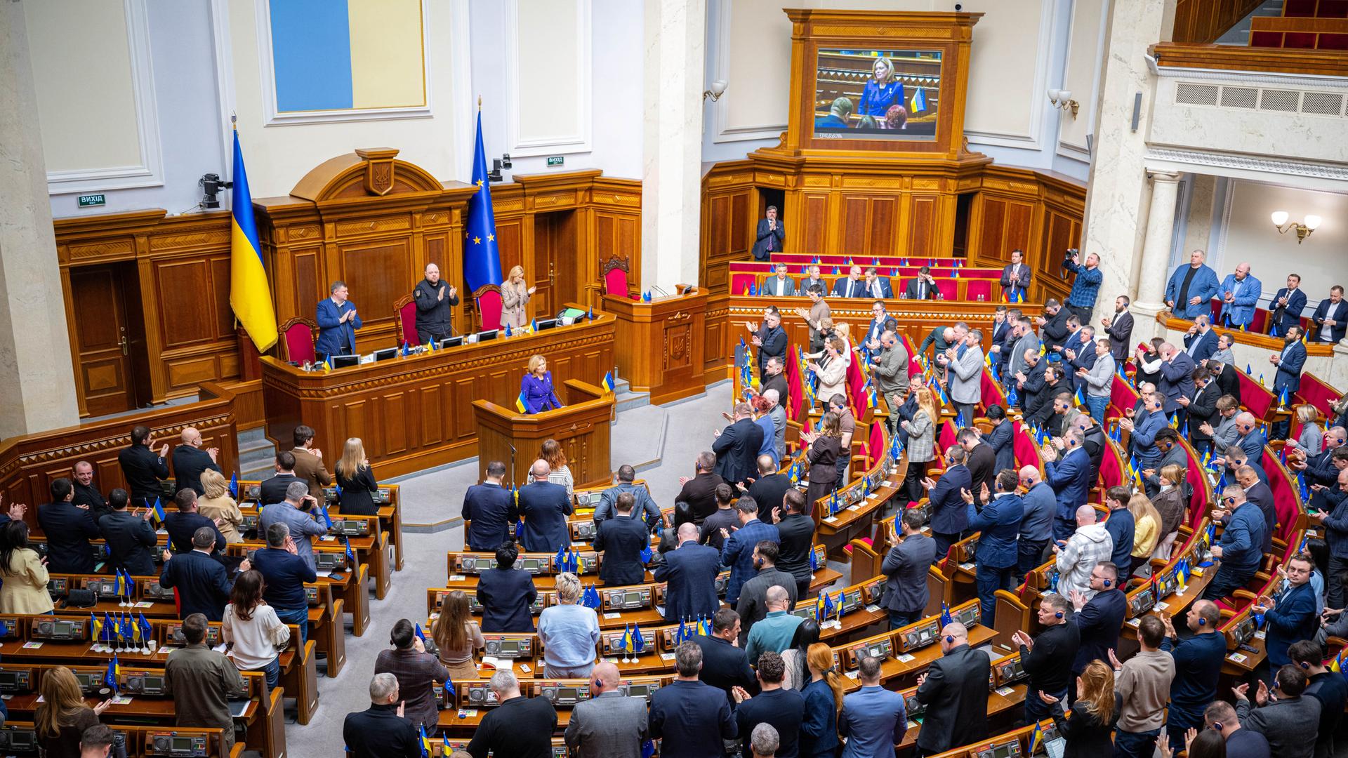 Blick ins ukrainische Parlament: Die Abgeordneten applaudieren Julia Klöckner (CDU), Bundestagspräsidentin, die am Rednerpult steht.
