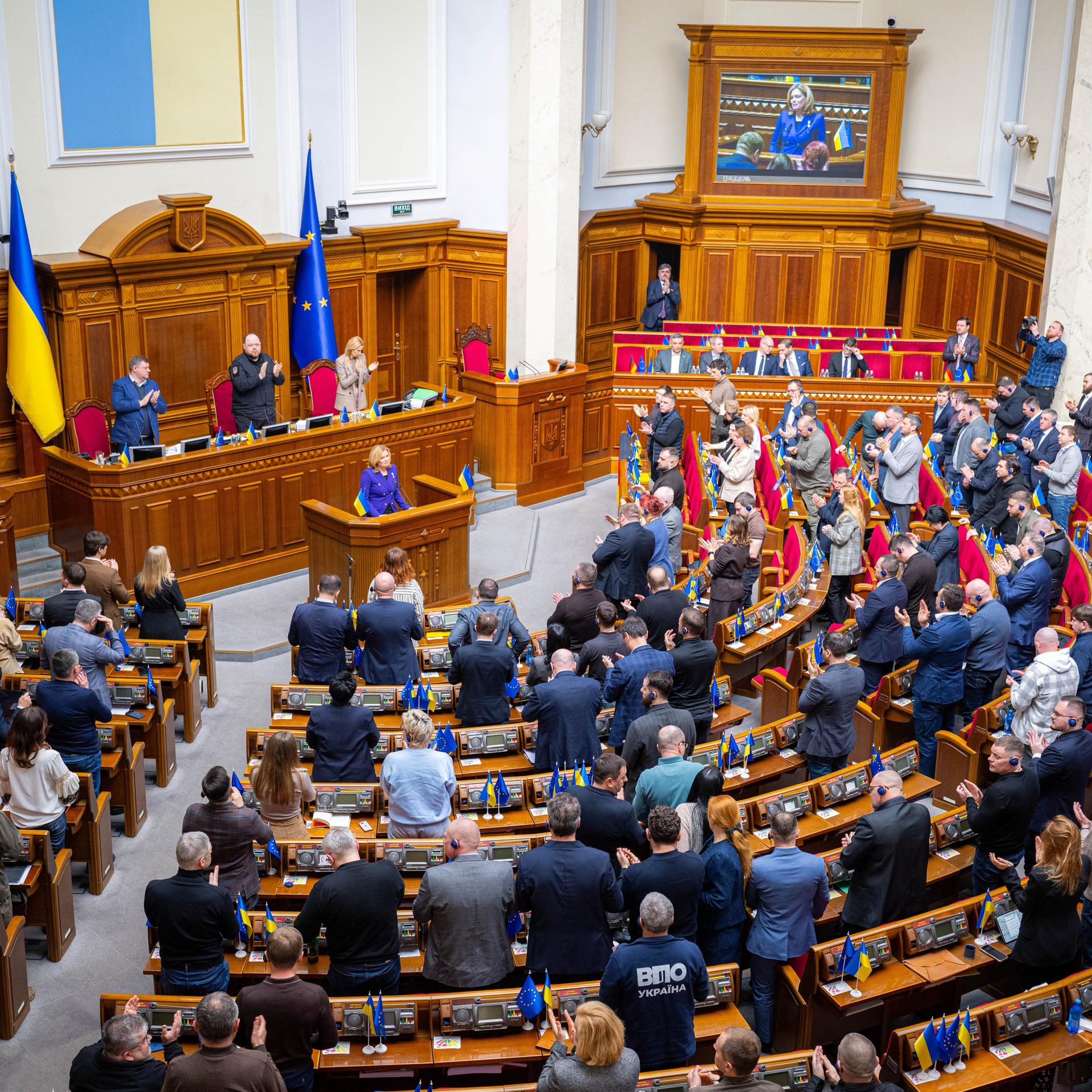 Kiew: Die Abgeordneten applaudieren Julia Klöckner (CDU), Bundestagspräsidentin, die als erste Vertreterin Deutschlands in der Werchowna Rada, dem Parlament, gesprochen hat. Hinten 2.v.l. der Präsident der Werchowna Rada, Ruslan Stefantschuk.