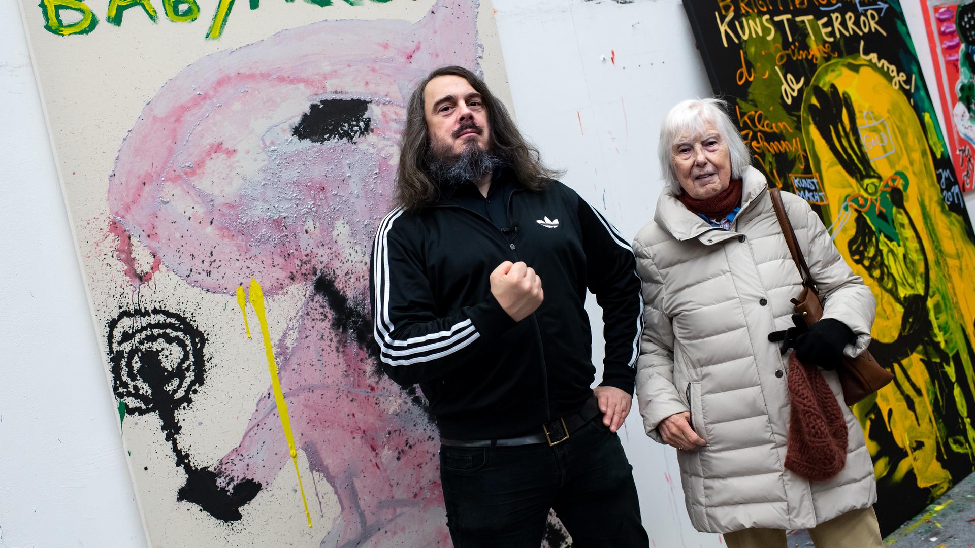 Jonathan Meese, Künstler, steht zusammen mit seiner Mutter Brigitte Meese anlässlich eines Interviews mit der Deutschen Presse-Agentur dpa in seinem Atelier im Stadtteil Prenzlauer Berg. 