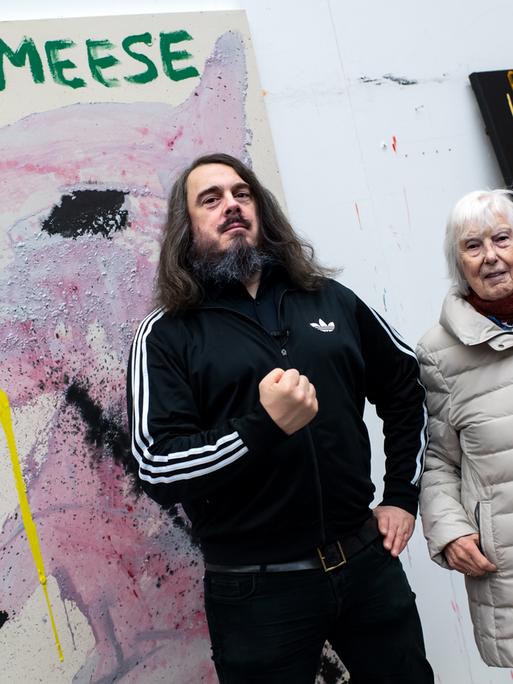 Jonathan Meese, Künstler, steht zusammen mit seiner Mutter Brigitte Meese anlässlich eines Interviews mit der Deutschen Presse-Agentur dpa in seinem Atelier im Stadtteil Prenzlauer Berg. 