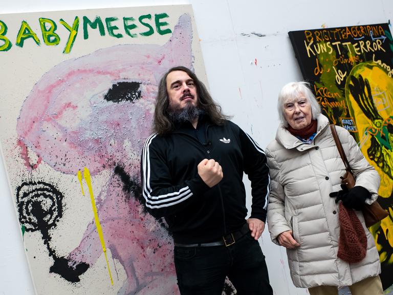 Jonathan Meese, Künstler, steht zusammen mit seiner Mutter Brigitte Meese anlässlich eines Interviews mit der Deutschen Presse-Agentur dpa in seinem Atelier im Stadtteil Prenzlauer Berg. 