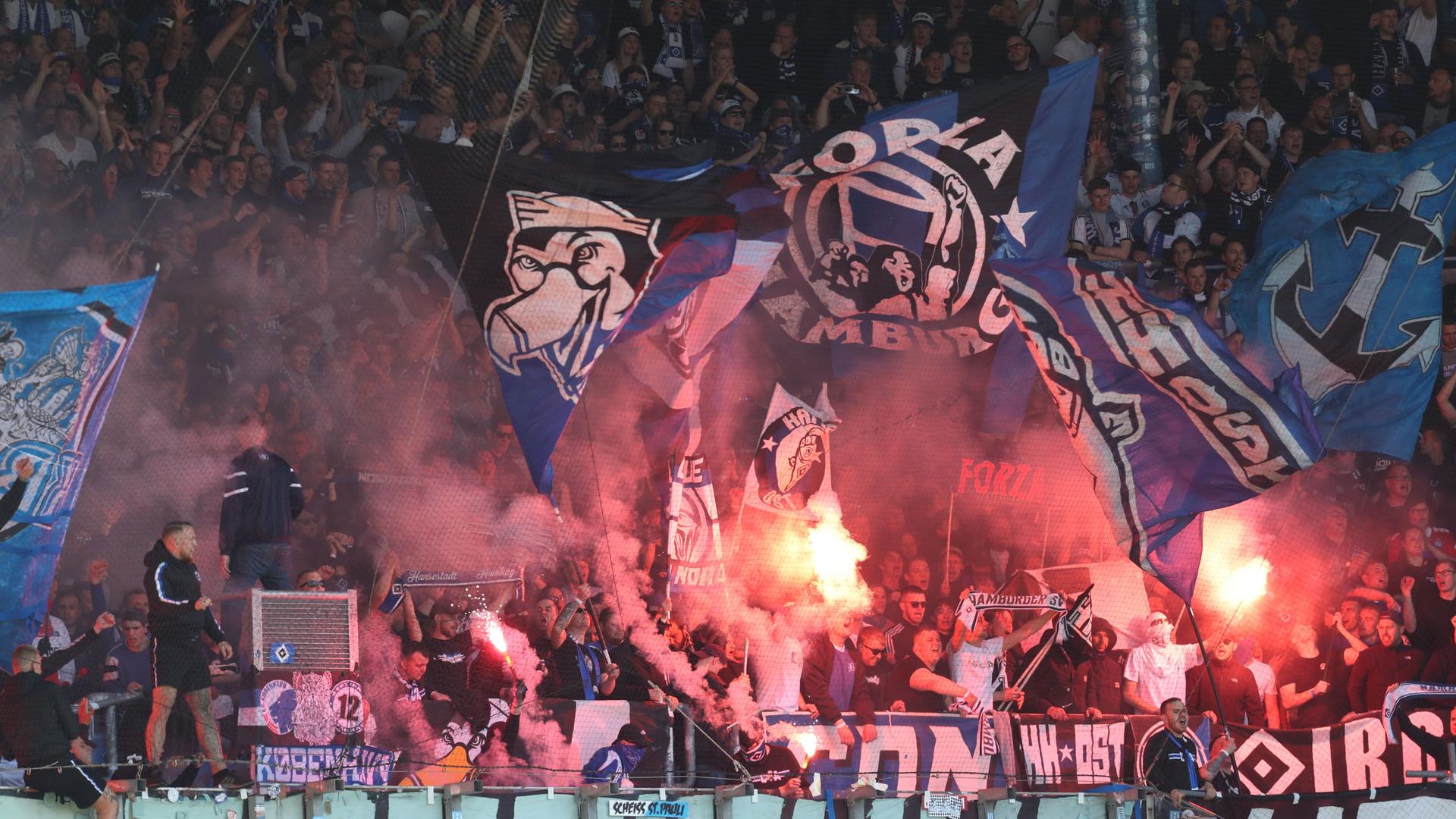 Fußballspiel: Hansa Rostock - Hamburger SV, Anhänger des Hamburger SV zünden Pyrotechnik.