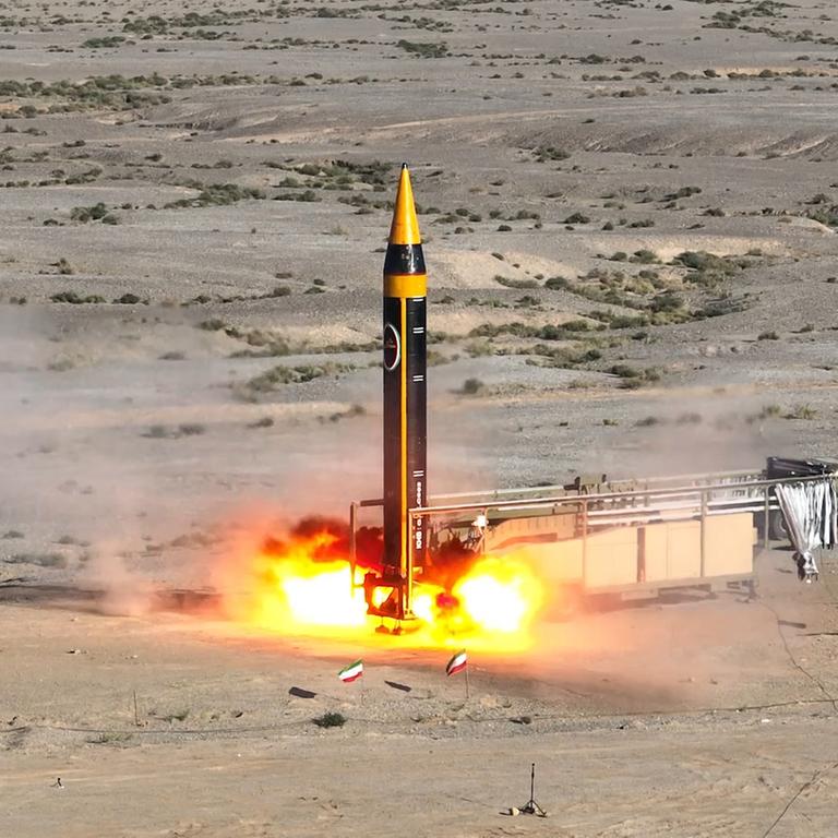 Zu sehen ist eine iranische Mittelstreckenrakete des Typs Chorramschahr-4. 