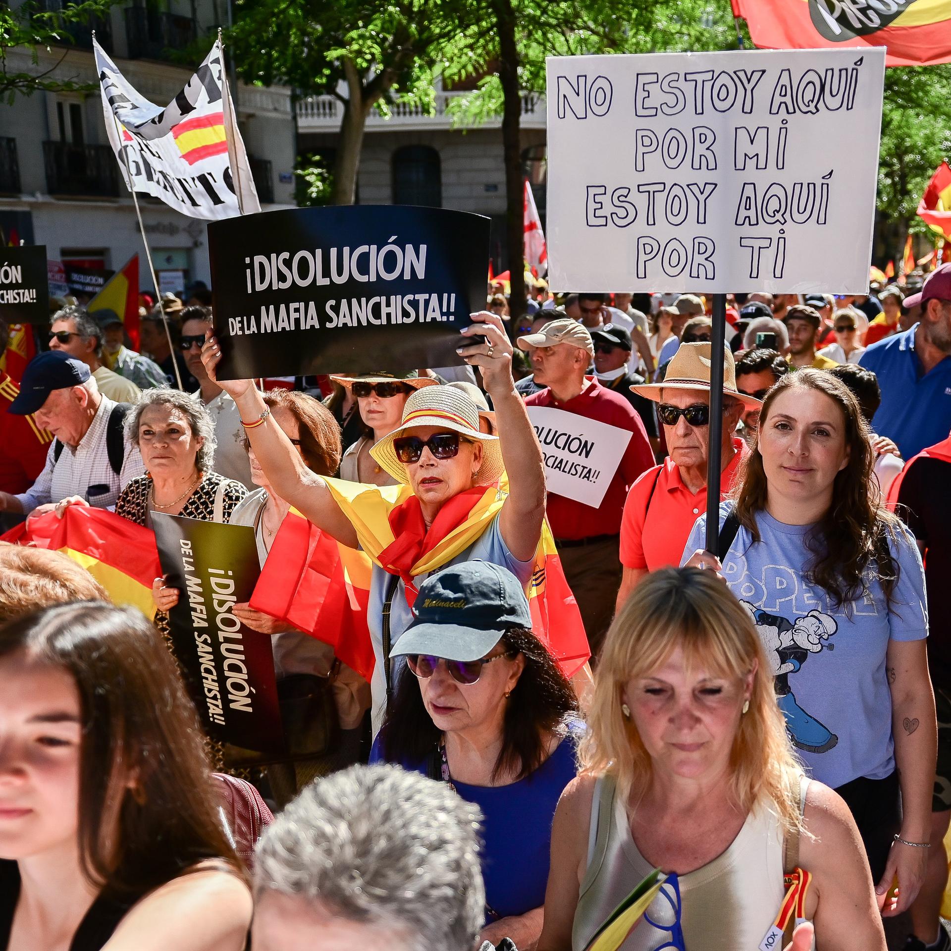 Madrid - Großdemonstration: Zehntausende fordern Rücktritt von Spaniens Ministerpräsident Sanchez