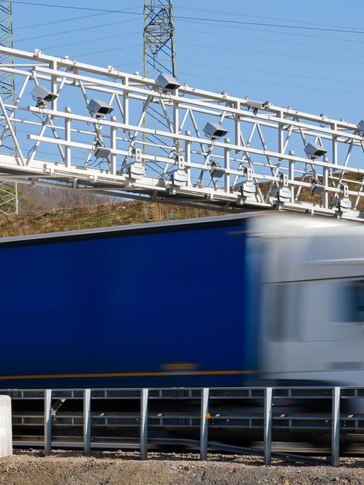 Ein LKW fährt unter einer Mautbrücke auf der Autobahn A45 bei Hagen in Nordrhein-Westfalen durch