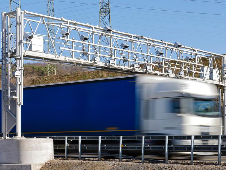 Ein LKW fährt unter einer Mautbrücke auf der Autobahn A45 bei Hagen in Nordrhein-Westfalen durch