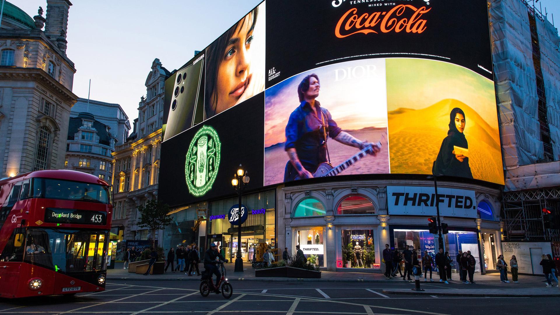Der Piccadilly Circus in London bei Abenddämmerung. Der Piccadilly Circus in London bei Abenddämmerung.
