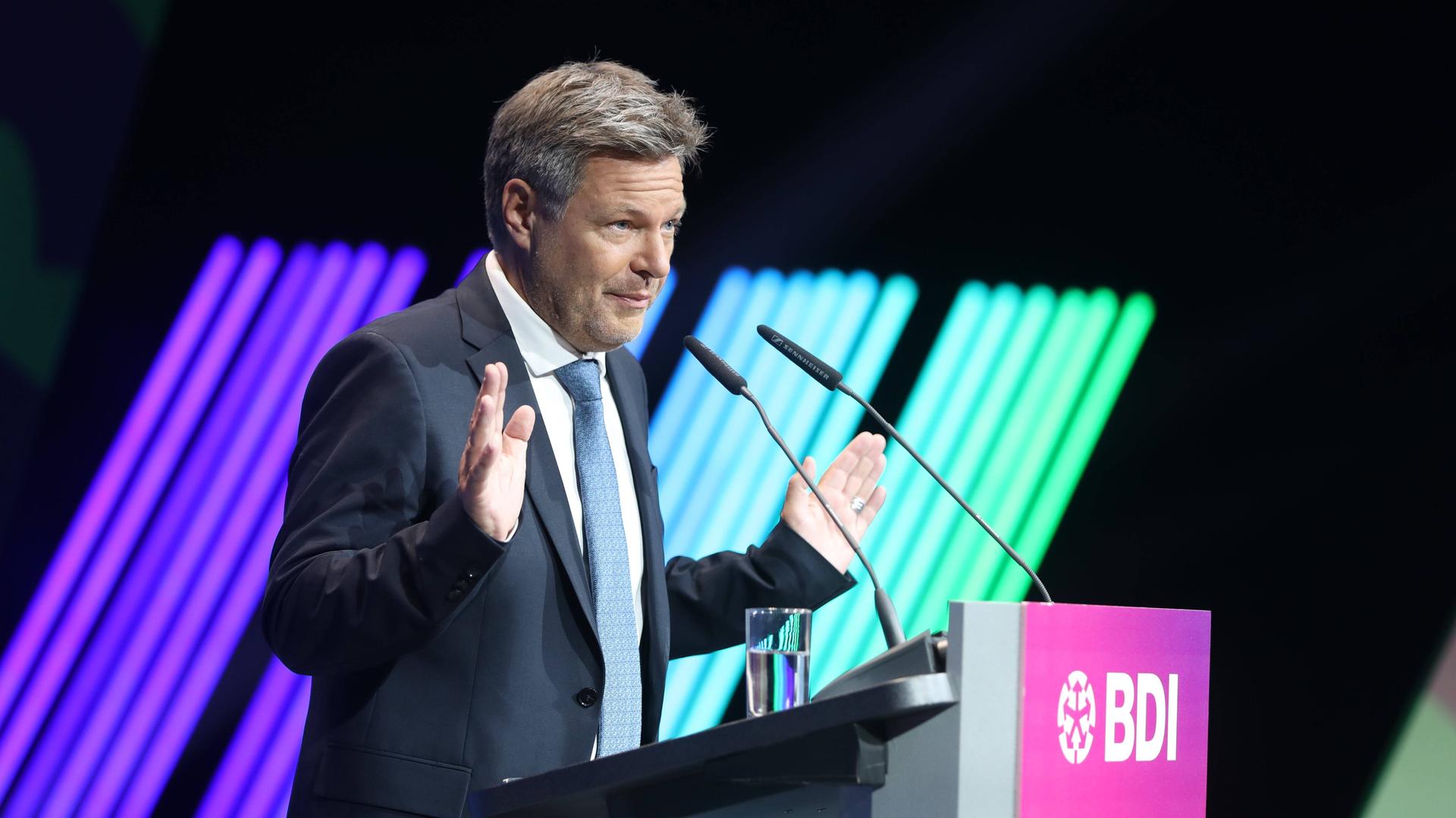 Bundeswirtschaftsminister Habeck hält eine Rede beim "Tag der Industrie". Bundeswirtschaftsminister Habeck hält eine Rede beim "Tag der Industrie".
