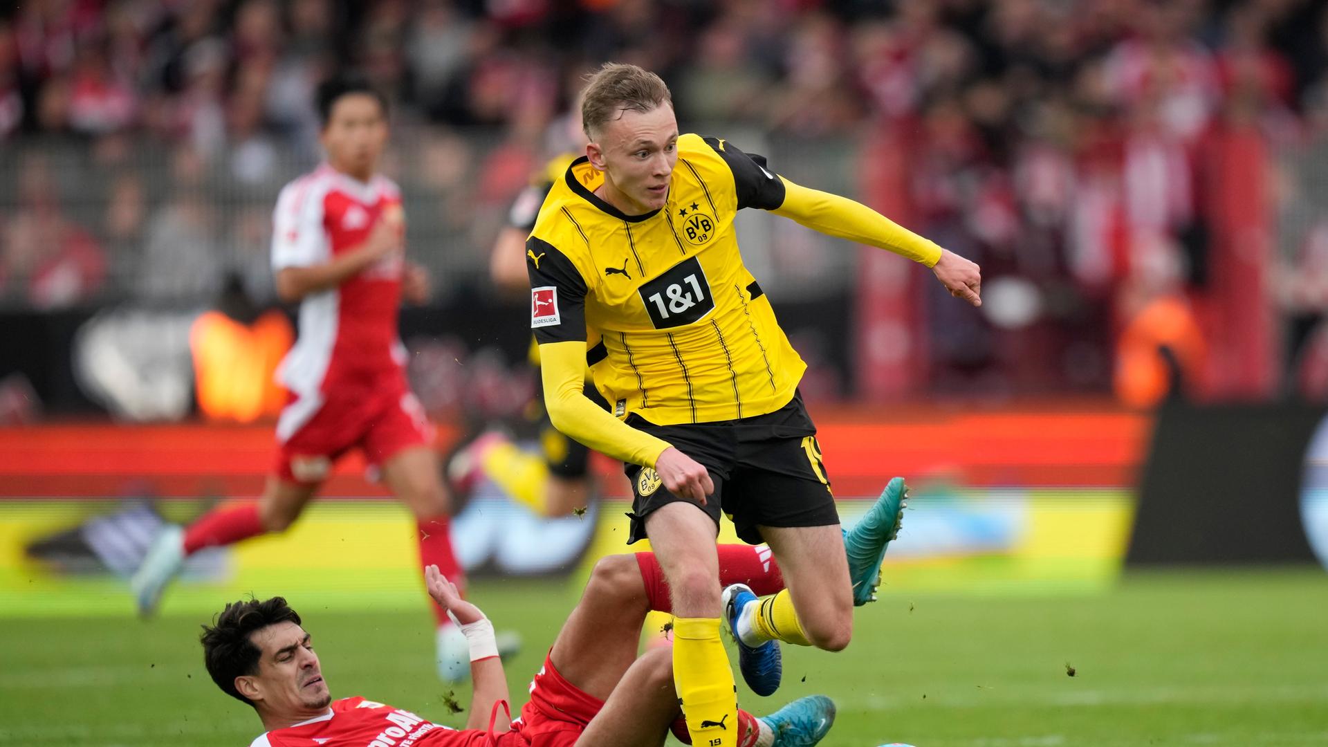 Die Fußballspieler Maximilian Beier (BVB) und Diogo Leite von Union Berlin kämpfen um den Ball. Die Fußballspieler Maximilian Beier (BVB) und Diogo Leite von Union Berlin kämpfen um den Ball.