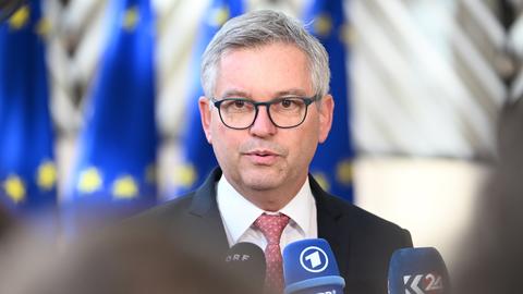 Magnus Brunner, EU-Kommissar für Inneres und Migration, spricht vor einem Treffen mit Ministerinnen und Ministern der EU-Staaten mit den Vertreterinnen und Vertretern der Presse.