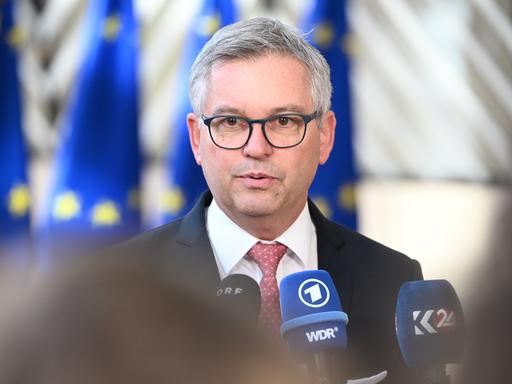Magnus Brunner, EU-Kommissar für Inneres und Migration, spricht vor einem Treffen mit Ministerinnen und Ministern der EU-Staaten mit den Vertreterinnen und Vertretern der Presse. Magnus Brunner, EU-Kommissar für Inneres und Migration, spricht vor einem Treffen mit Ministerinnen und Ministern der EU-Staaten mit den Vertreterinnen und Vertretern der Presse.