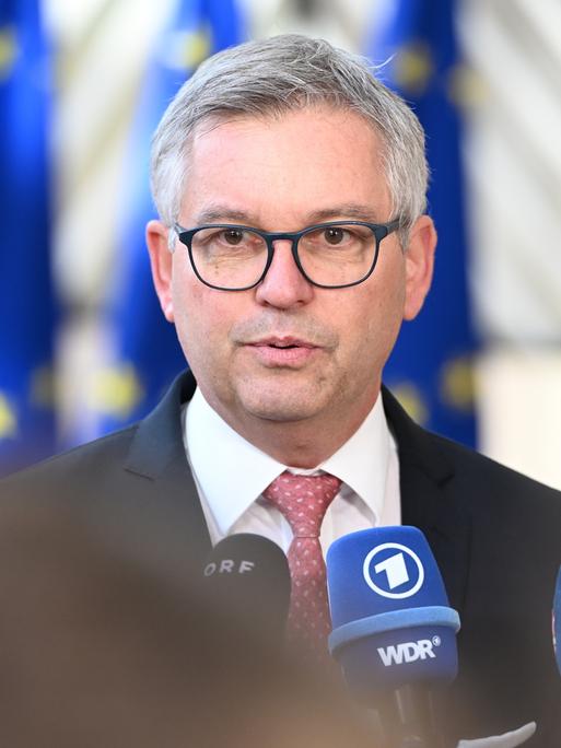 Magnus Brunner, EU-Kommissar für Inneres und Migration, spricht vor einem Treffen mit Ministerinnen und Ministern der EU-Staaten mit den Vertreterinnen und Vertretern der Presse. Magnus Brunner, EU-Kommissar für Inneres und Migration, spricht vor einem Treffen mit Ministerinnen und Ministern der EU-Staaten mit den Vertreterinnen und Vertretern der Presse.