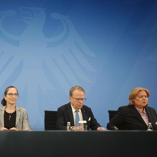 Bundeskanzler Friedrich Merz (CDU, l) und Bärbel Bas (SPD, r), Bundesministerin für Arbeit und Soziales und SPD-Parteivorsitzende, geben zum Bericht der Alterssicherungskommission über umfassende Schritte als Grundlage für eine Rentenreform der schwarz-roten Bundesregierung mit den Vorsitzenden der Kommission Constanze Janda und Frank-Jürgen Weise eine Pressekonferenz. 