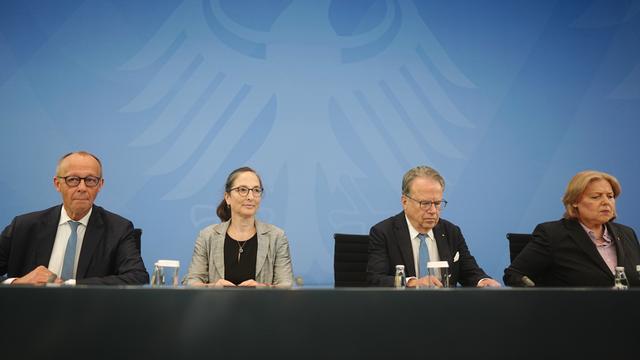 Bundeskanzler Friedrich Merz (CDU, l) und Bärbel Bas (SPD, r), Bundesministerin für Arbeit und Soziales und SPD-Parteivorsitzende, geben zum Bericht der Alterssicherungskommission über umfassende Schritte als Grundlage für eine Rentenreform der schwarz-roten Bundesregierung mit den Vorsitzenden der Kommission Constanze Janda und Frank-Jürgen Weise eine Pressekonferenz. 