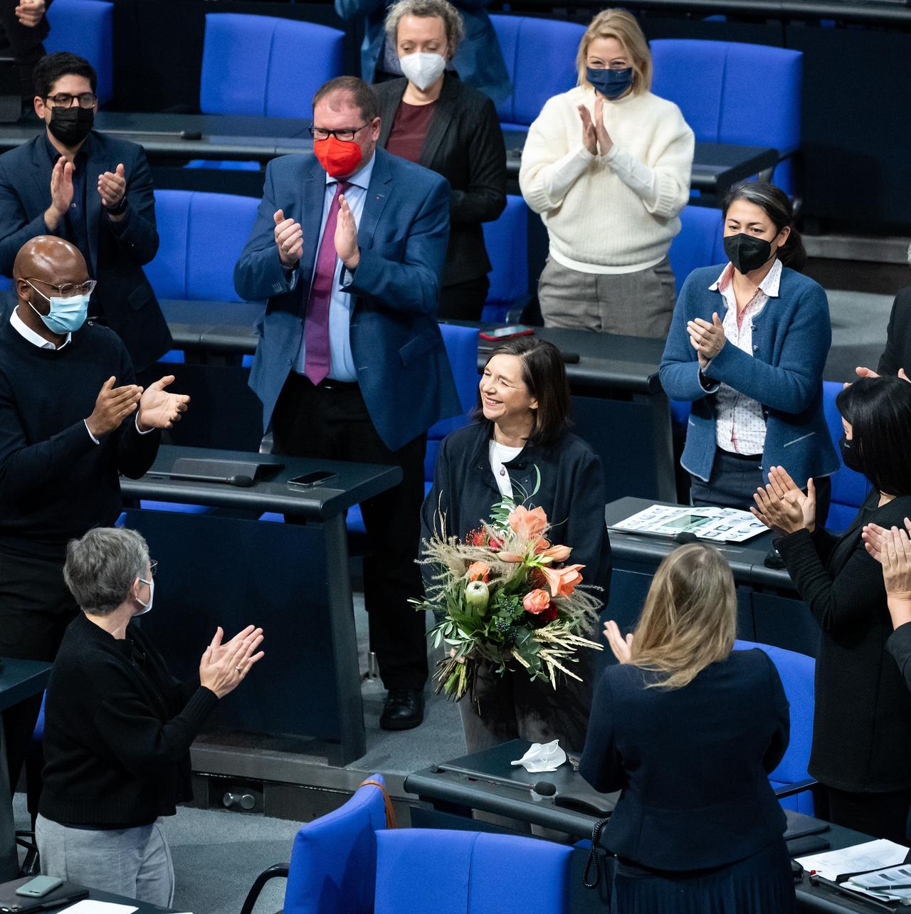 Katrin Göring-Eckardt (Bündnis 90/Die Grünen) nimmt nach ihrer Wahl zur stellvertretenden Bundestagspräsidentin bei der Plenarsitzung im Deutschen Bundestag den Applaus entgegen.