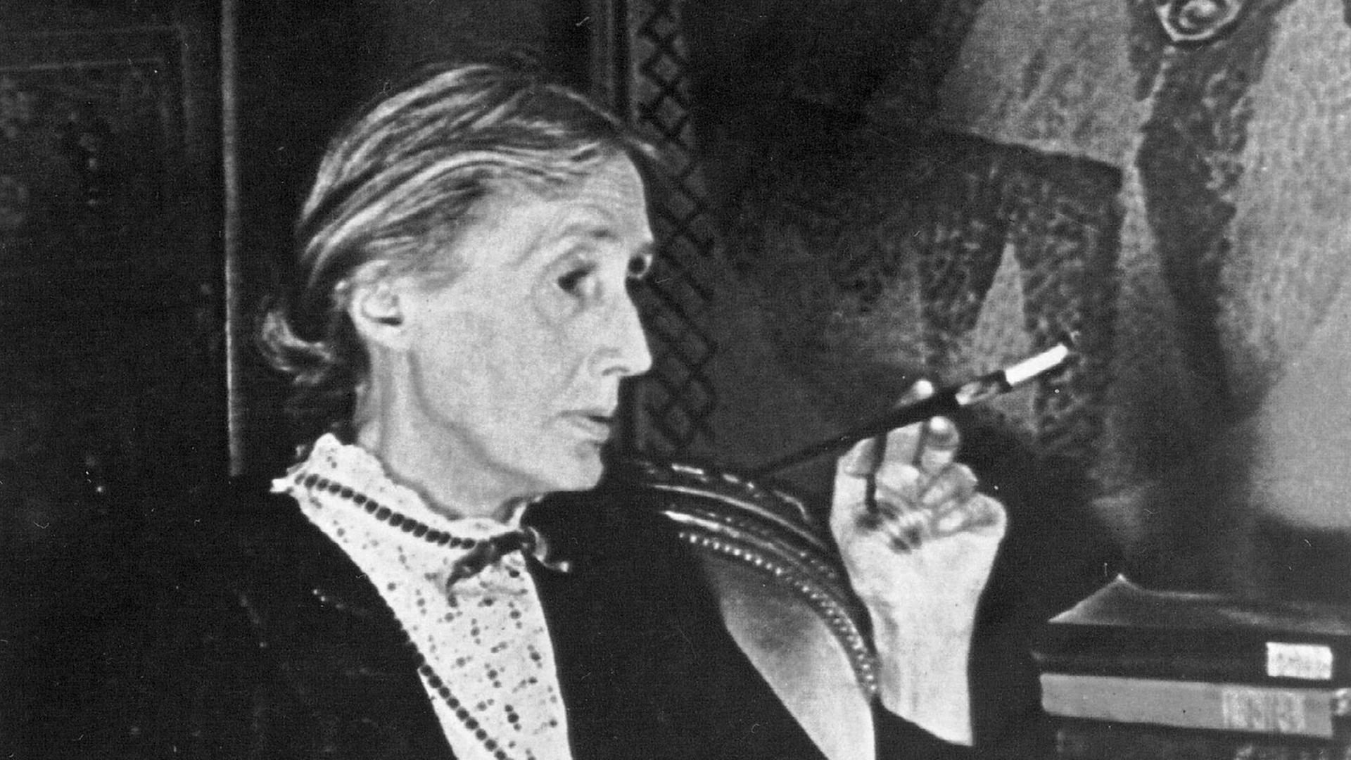 Ein Porträt der englischen Schriftstellerin Virginia Woolf (1939) Ein Porträt der englischen Schriftstellerin Virginia Woolf (1939)