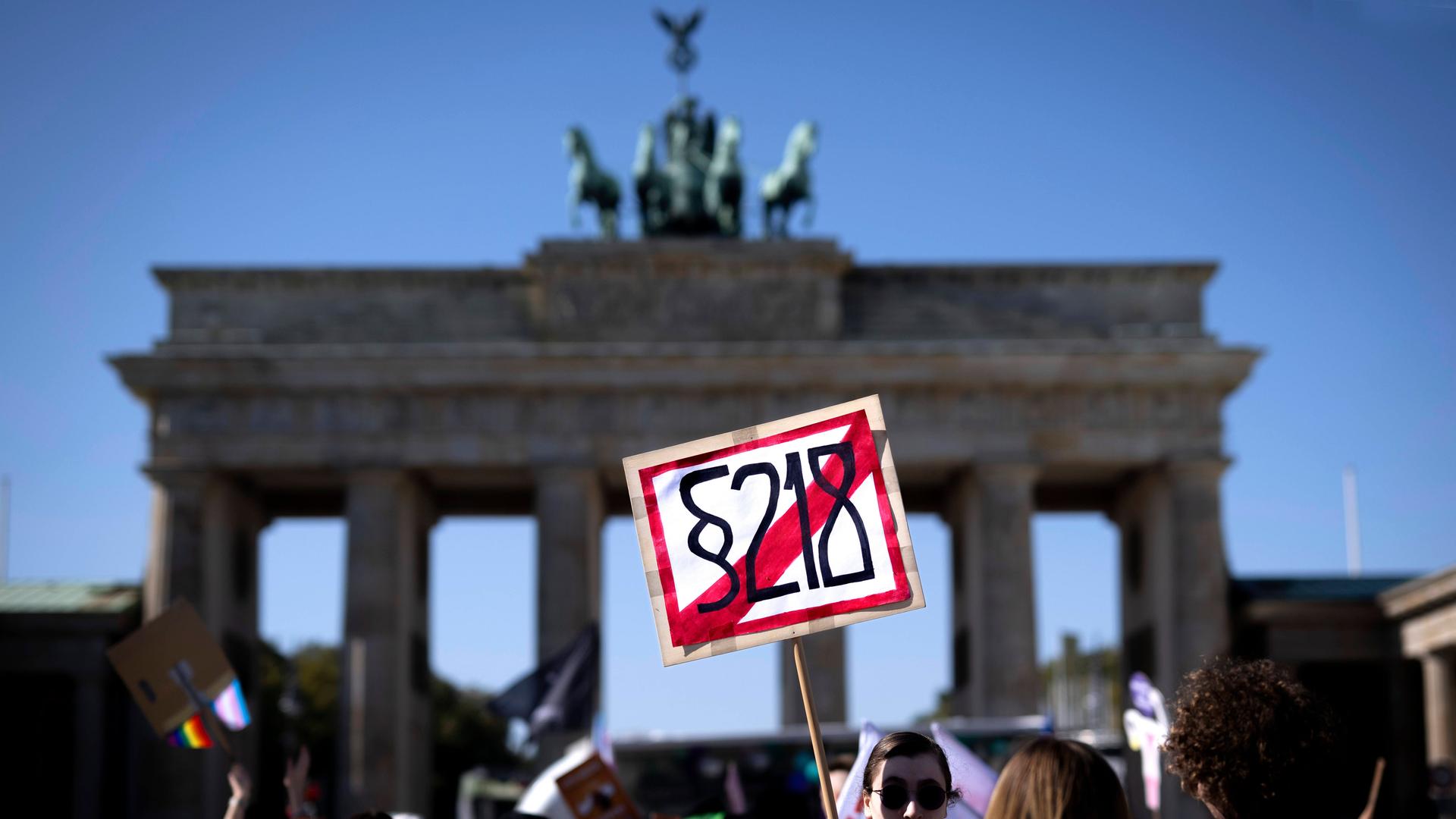 Plakat Weg mit Paragraph § 218 gegen die Demonstration "Marsch für das Leben" im Regierungsviertel in Berlin.