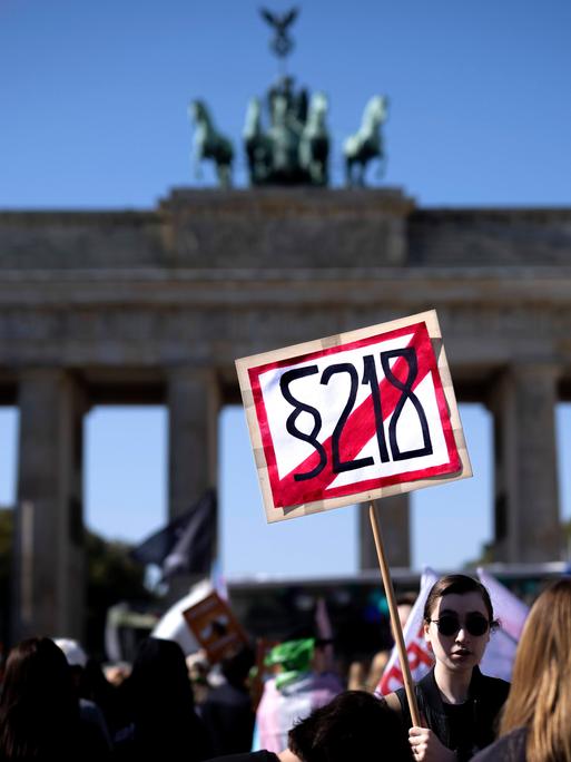 Plakat Weg mit Paragraph § 218 gegen die Demonstration "Marsch für das Leben" im Regierungsviertel in Berlin.