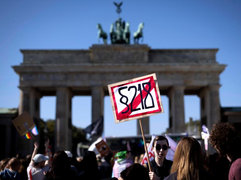 Plakat Weg mit Paragraph § 218 gegen die Demonstration "Marsch für das Leben" im Regierungsviertel in Berlin.