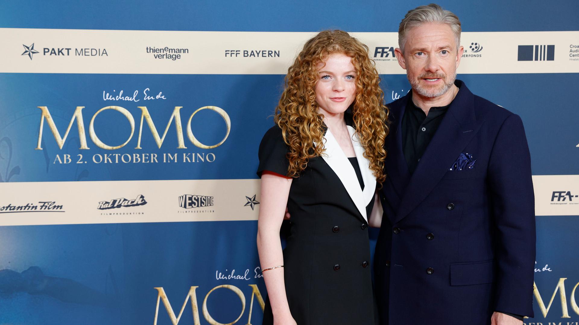 Alexa Goodall (l.), die die Hauptrolle des Momo spielt, und Martin Freeman (r.), die in dem Film die Rolle des Meister Hora übernimmt, bei der Premiere des Kinofilms 'Momo' im Mathäser Filmpalast. München