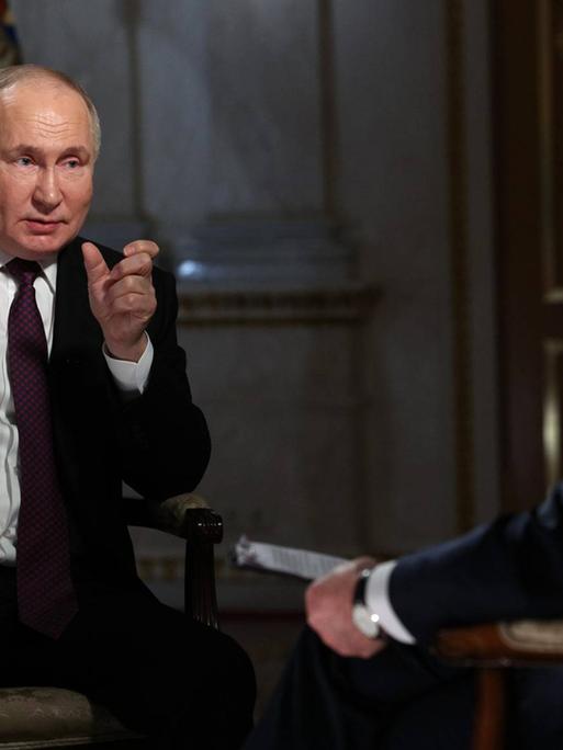 Der russische Präsident Vladimir Putin sitzt im März 2024 bei einem Interview mit Rossiya Segodnya auf einem Sessel und spricht.