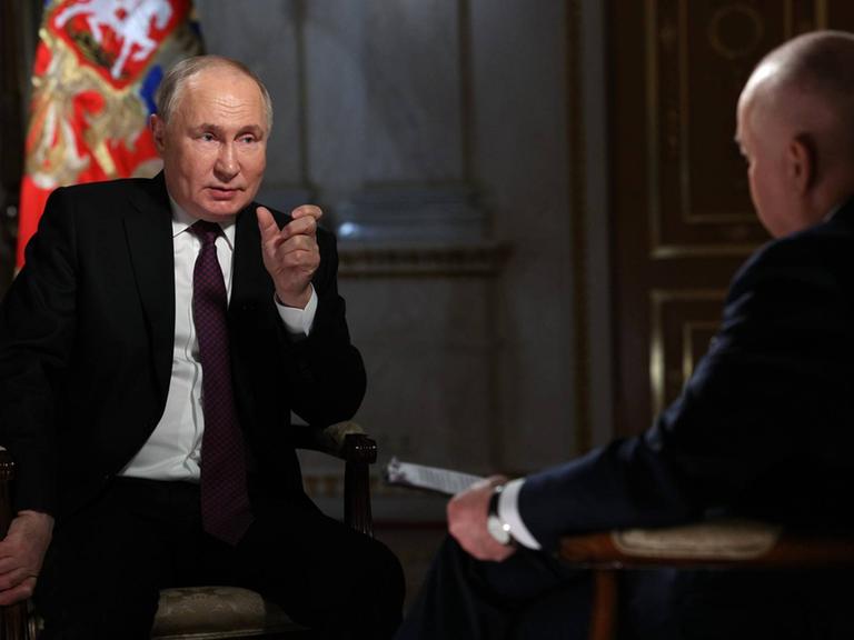 Der russische Präsident Vladimir Putin sitzt im März 2024 bei einem Interview mit Rossiya Segodnya auf einem Sessel und spricht.