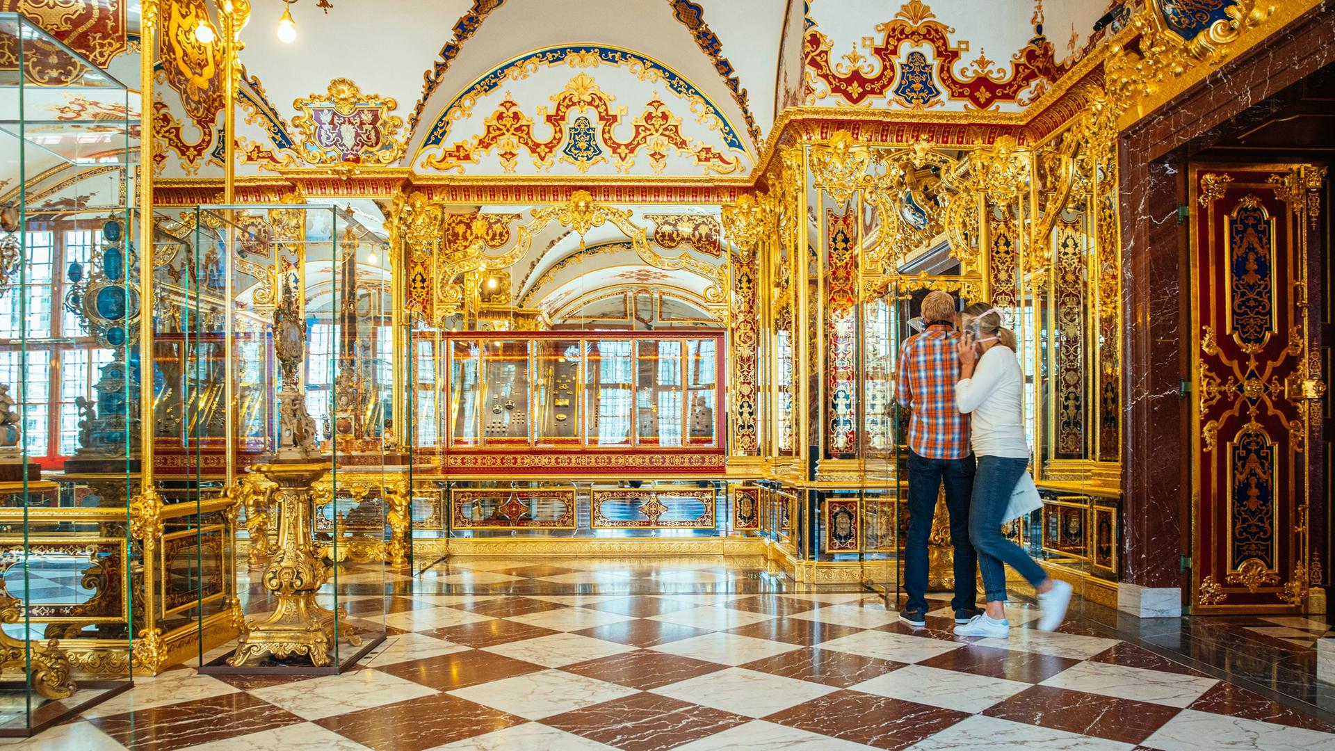 Besucher schauen sich im Juwelenzimmer des Historischen Grünen Gewölbes in Dresden um. 