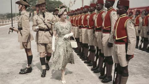 Königin Elizabeth II. inspiziert während ihrer Commonwealth-Reise 1956 nigerianische Soldaten des sogenannten königlichen Nigeria Regiments (Royal West African Frontier Force). Königin Elizabeth II. inspiziert während ihrer Commonwealth-Reise 1956 nigerianische Soldaten des sogenannten königlichen Nigeria Regiments (Royal West African Frontier Force).