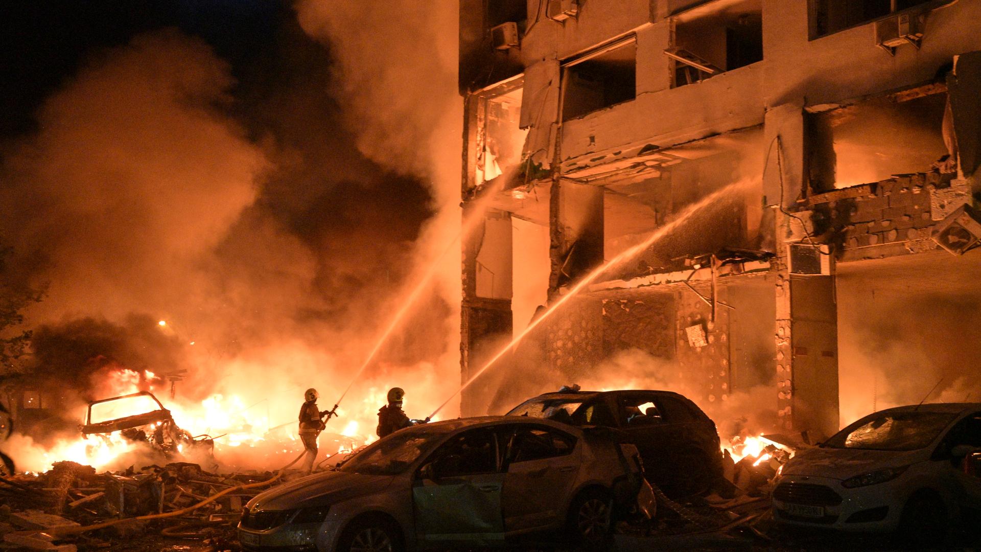 Rettungskräfte sind in der ukrainischen Hauptstadt Kiew damit beschäftigt, einen Brand zu löschen, der nach russischen Angriffen ausgebrochen ist.
