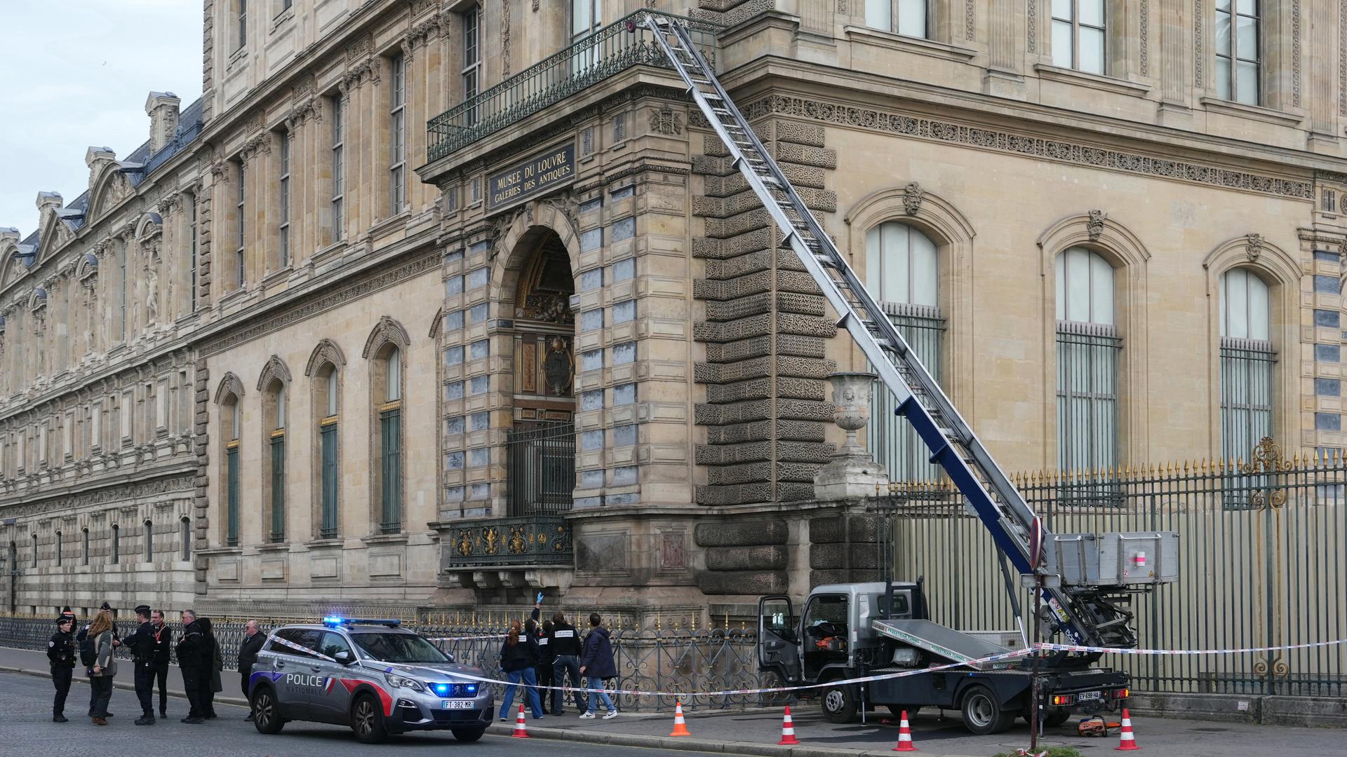 Französische Polizisten neben einem Möbelaufzug, der für den Raubüberfall auf das Museum Louvre in Paris verwendet wurde. Französische Polizisten neben einem Möbelaufzug, der für den Raubüberfall auf das Museum Louvre in Paris verwendet wurde.