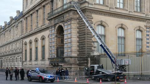 Französische Polizisten neben einem Möbelaufzug, der für den Raubüberfall auf das Museum Louvre in Paris verwendet wurde.