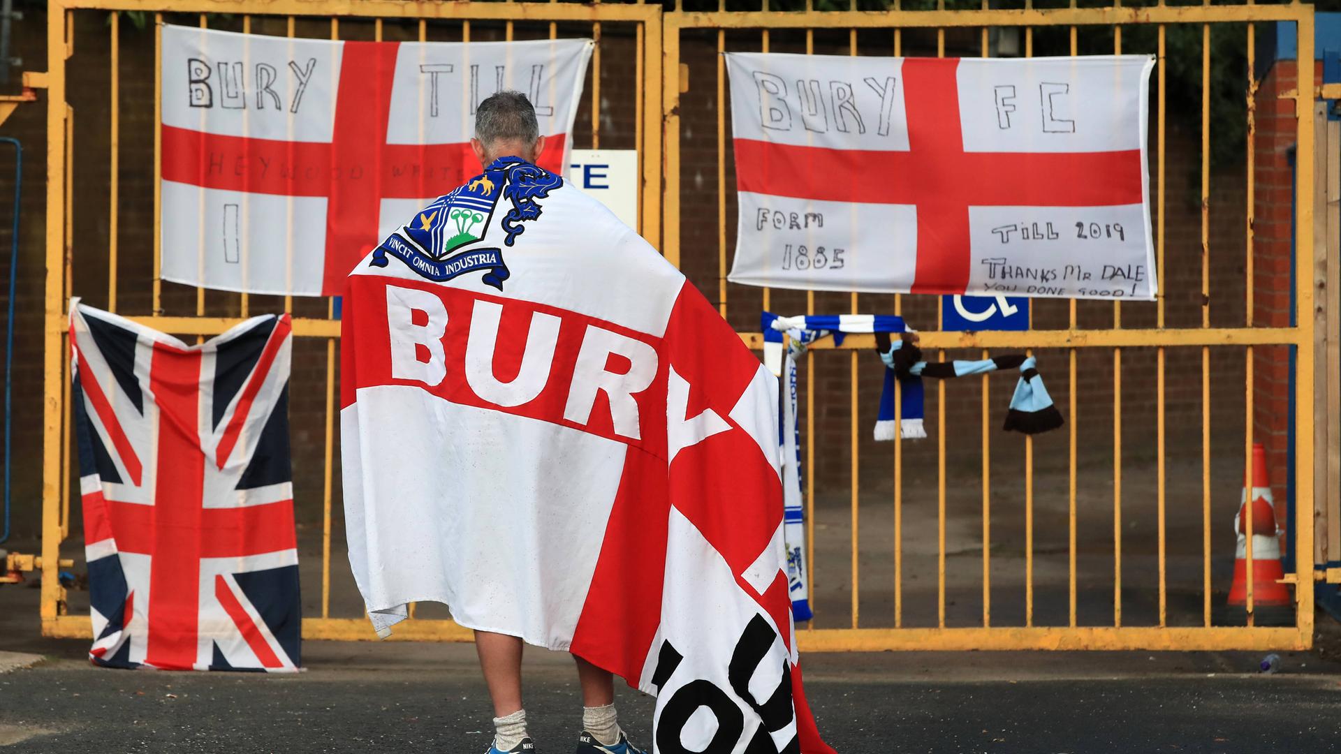 Ein Fan vom FC Bury am Stadion Gigg Lane.