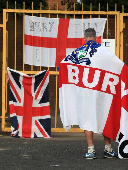 Ein Fan vom FC Bury am Stadion Gigg Lane.