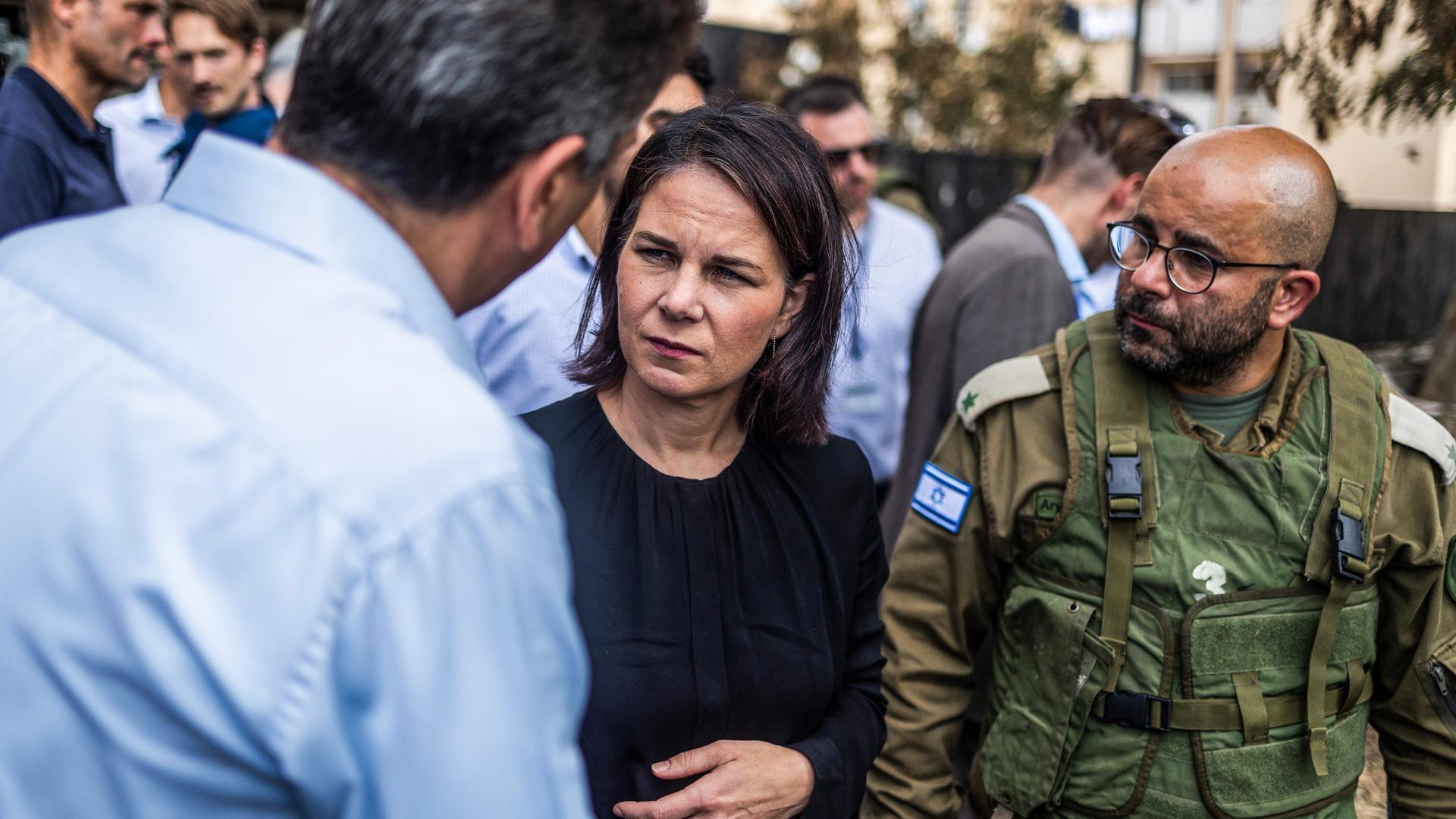 Das Foto zeigt Außenministerin Baerbock in Israel im Gespräch mit dem israelischen Außenminister Eli Cohen (links).