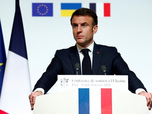 Frankreichs Präsident Macron spricht nach der Ukraine-Unterstützerkonferenz in Paris.