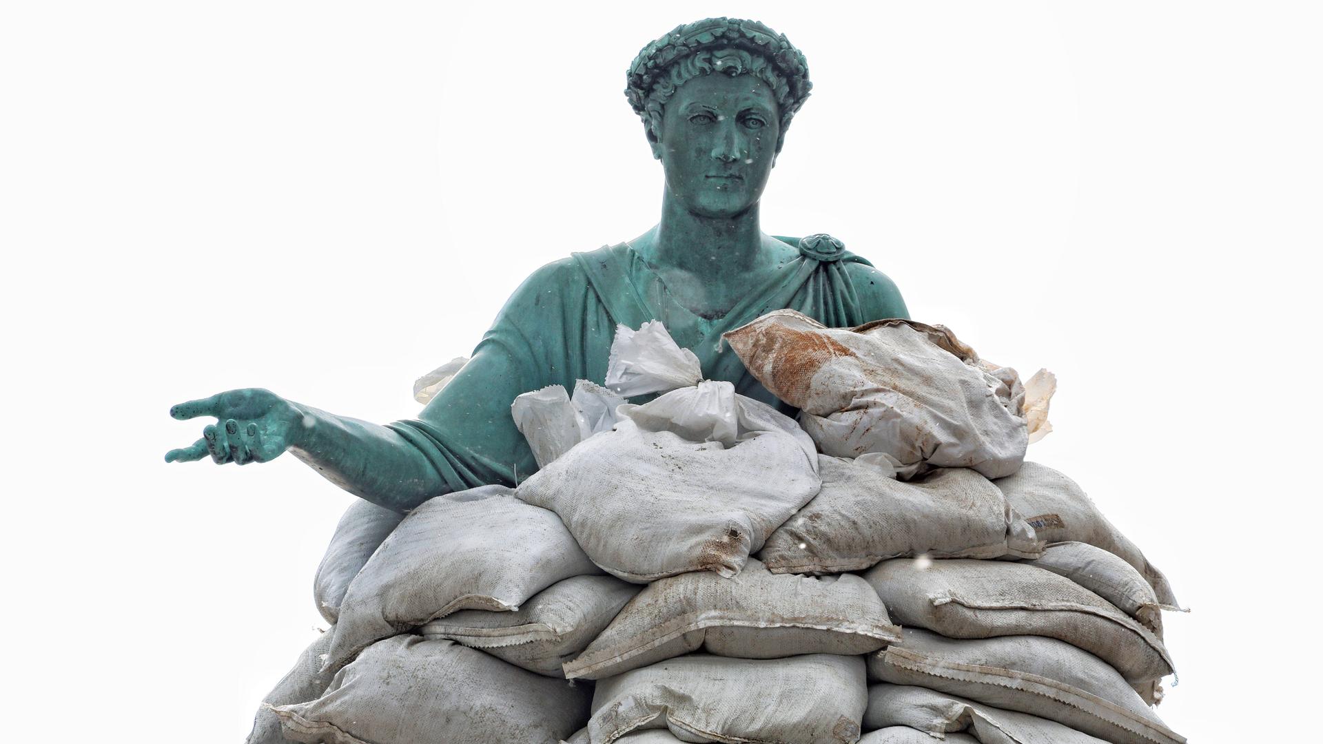 Das Richelieu-Denkmal in Odessa zum Schutz umgeben von Sandsäcken