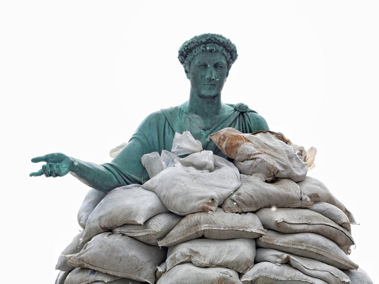 Das Richelieu-Denkmal in Odessa zum Schutz umgeben von Sandsäcken
