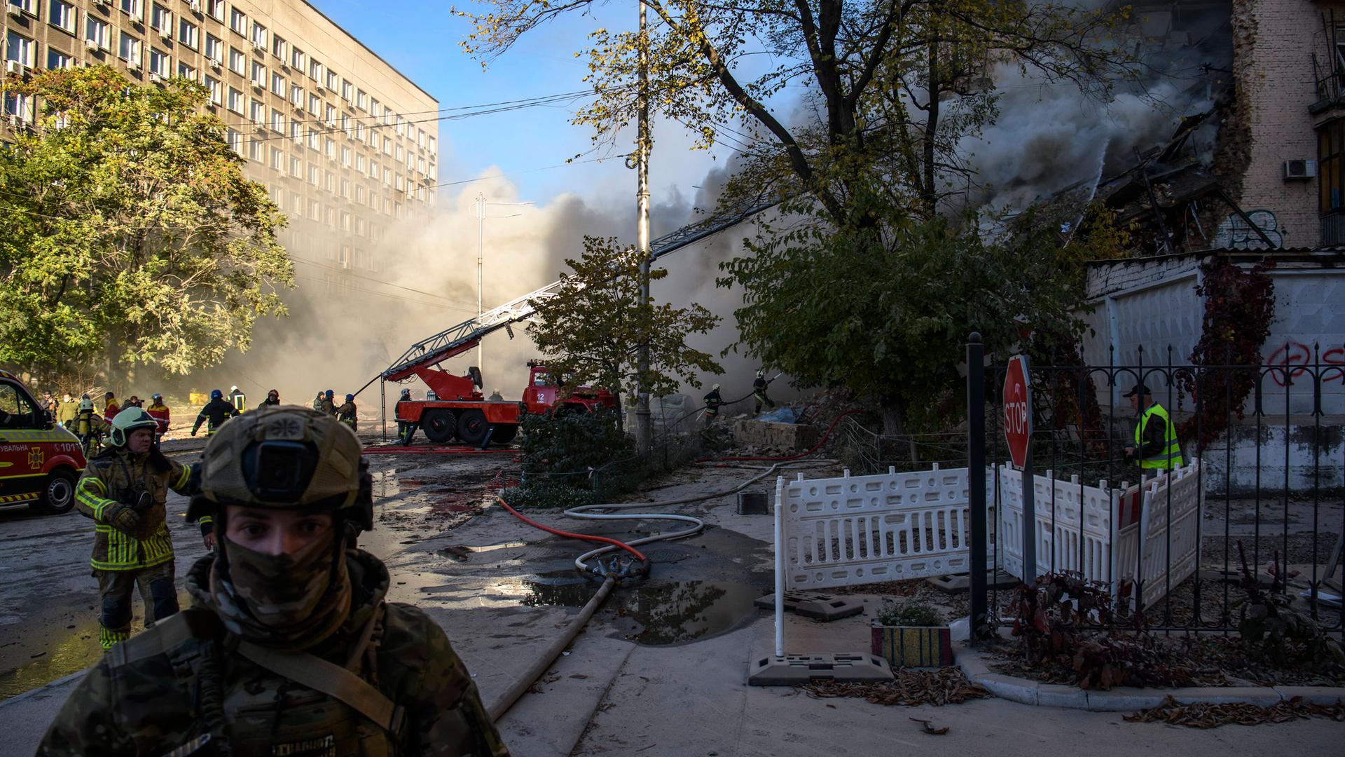 Sicherheitskräfte in Kiew nach einem Drohnenangriff der russischen Armee am 17.10.2022