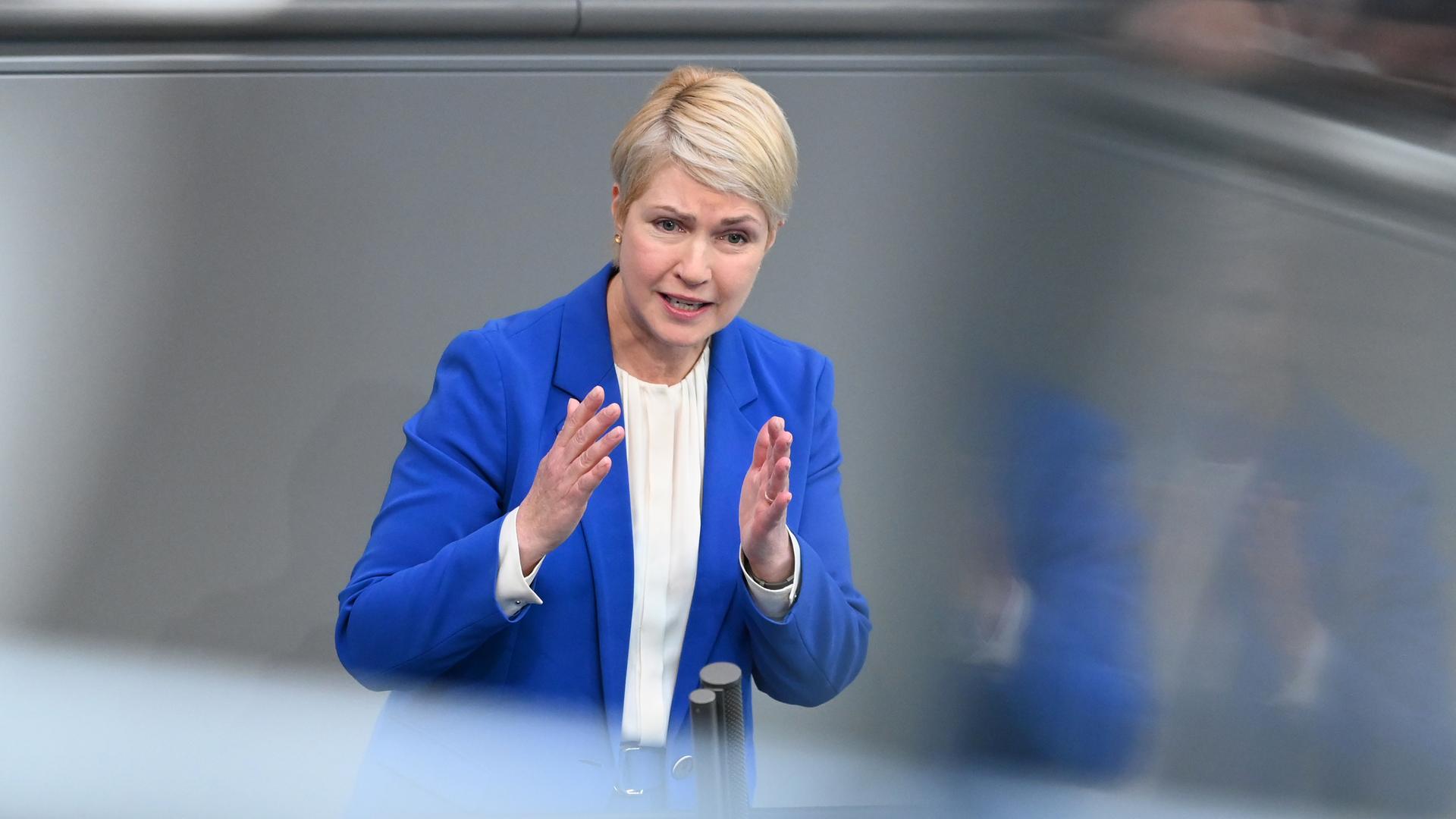 Manuela Schwesig, die Ministerpräsidentin von Mecklenburg-Vorpommern, spricht und gestikuliert im Deutschen Bundestag.