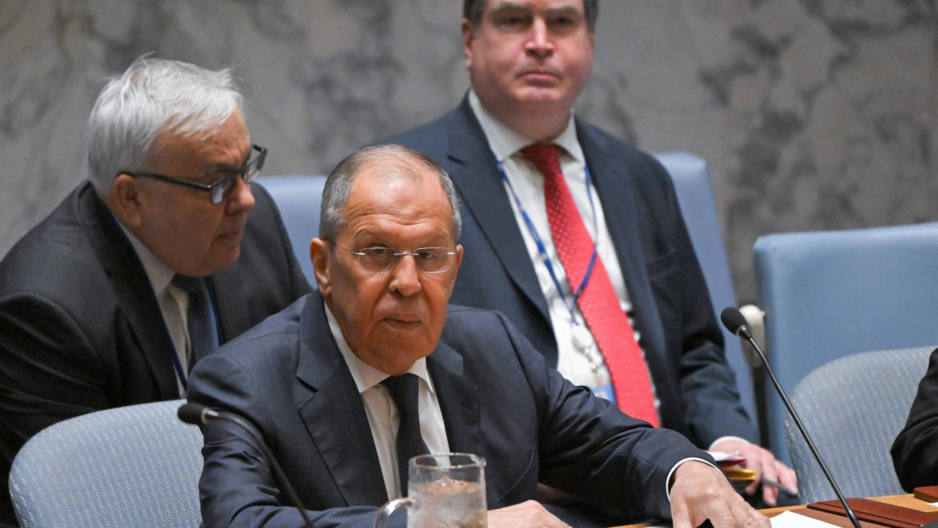 Außenminister Sergej Lawrow sitzt auf dem Platz Russlands im Plenarsaal des UN Sicherheitsrats.