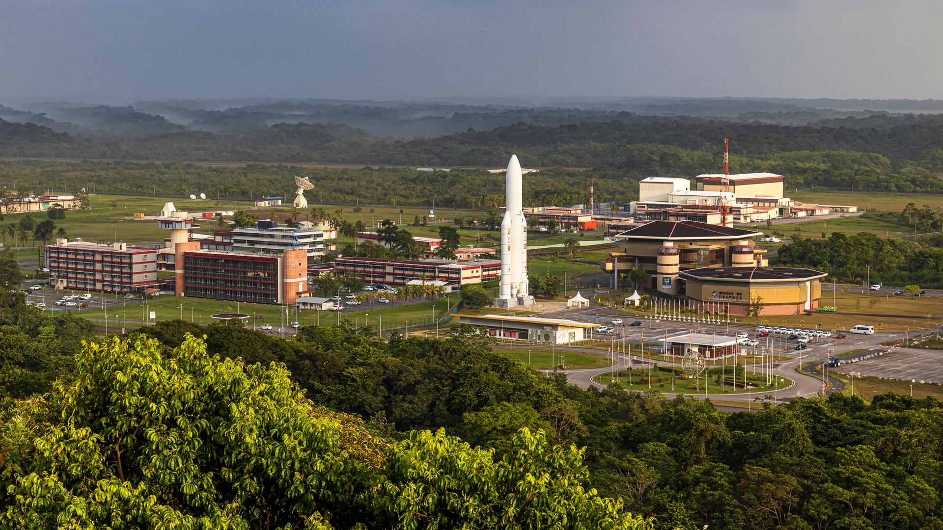 Der Weltraumbahnhof Kourou in Französisch-Guyana mit einem Model der Ariane-5-Rakete. Der Weltraumbahnhof Kourou in Französisch-Guyana mit einem Model der Ariane-5-Rakete.